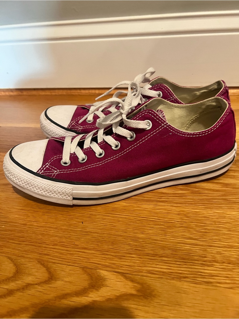 Converse Magenta Classic low-top canvas sneakers in magenta-Women’s 10 Men’s 8